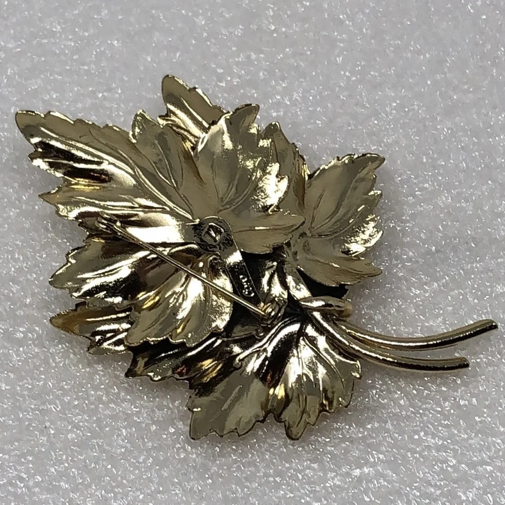 VINTAGE CORO GOLD LEAVES BROOCH